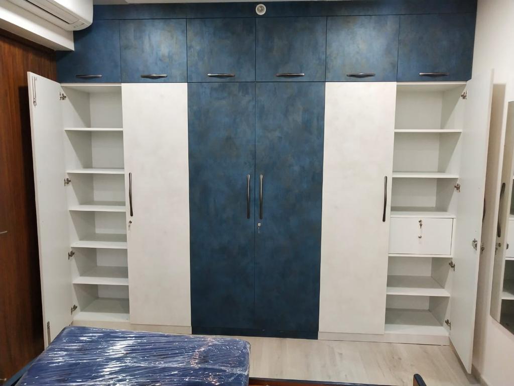 LAMINATE MATT FINISH MODULAR WARDROBE WITH TWO COLOR COMBINATION WITH LOFT FOR STORAGE.